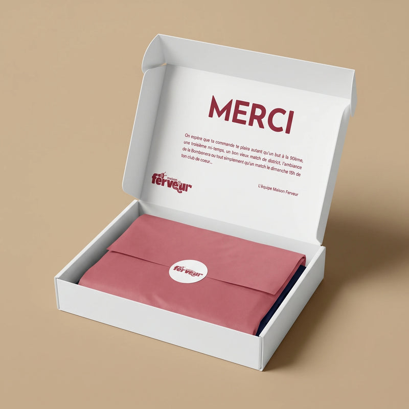 Boîte cadeau ouverte avec papier de soie